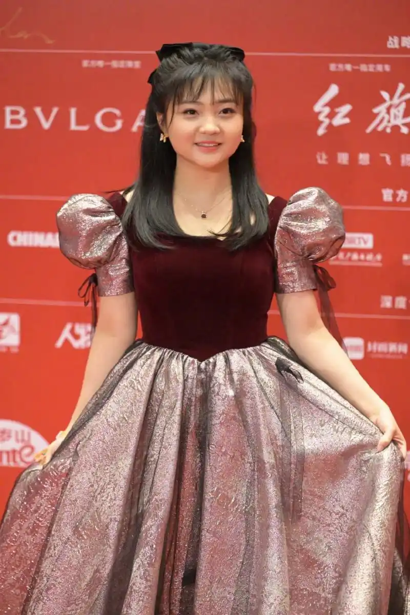 小童星林妙可长大了 ,穿着公主裙出席活动,模样和小时候比倒是没多大