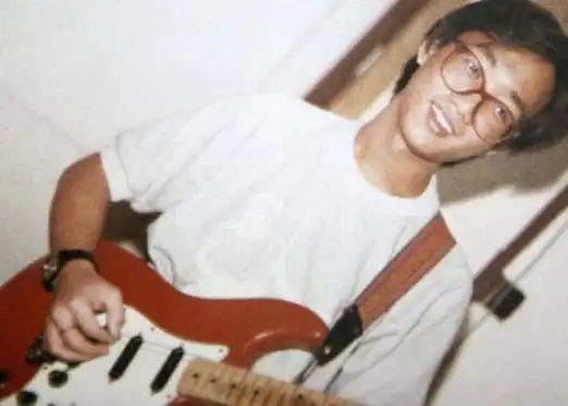 于是,黄家驹便暗暗下定决心,一定要把吉他练习到比他还强的程度.