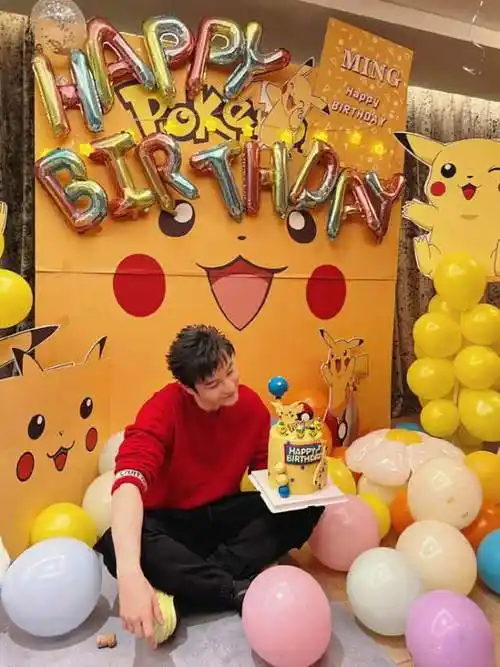 44岁黄晓明生日晒照庆生,独捧蛋糕不见妻儿_杨颖_网友_祝福