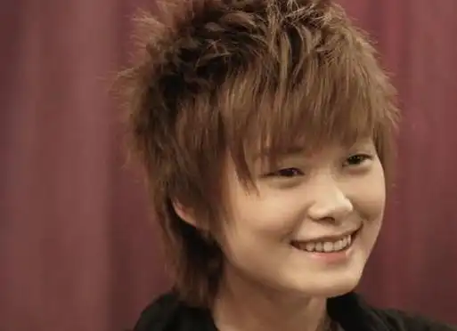 李宇春后悔不已的旧照,只怪当时太年轻,网友:承包我一年笑点