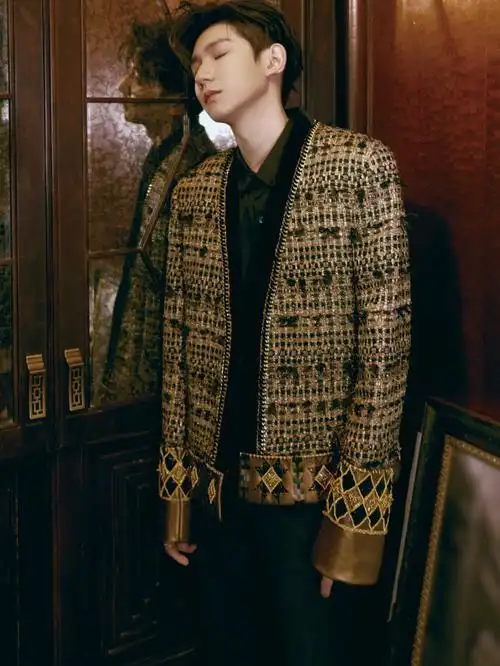 王源身着laurencexu2022ss高定男装