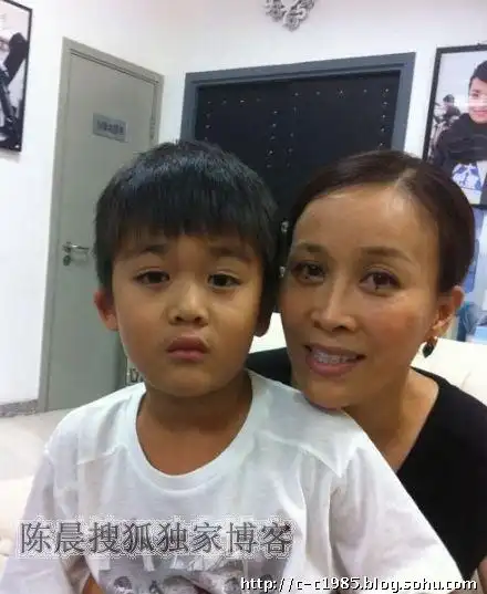 那英7岁帅气大儿子高兴最新生活趣照曝光