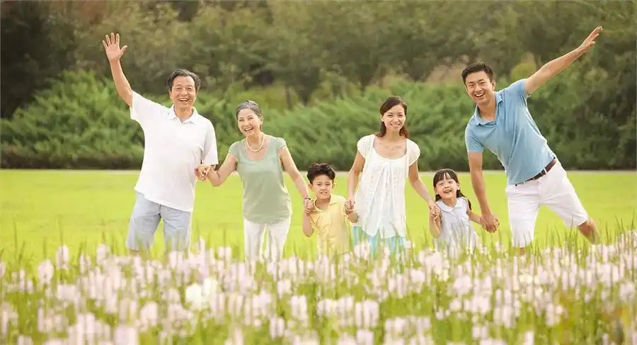 幸福不是你家里多富有,而是你家人的笑容多灿烂