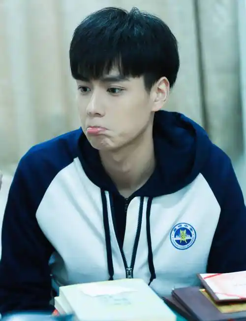 校服男神胡一天:昔日尺度大揭秘,这些黑历史令人惊叹刺激!