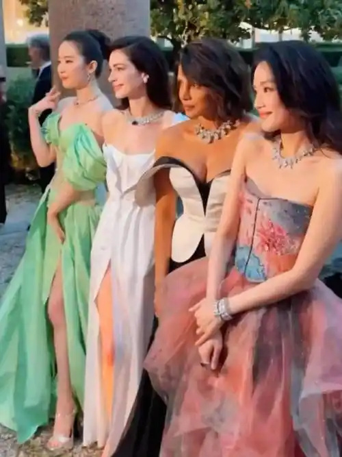 36岁刘亦菲和48岁舒淇同台,差距不是胖瘦那么简单