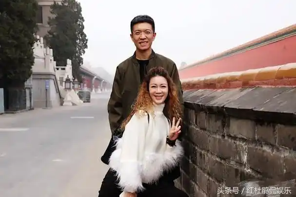 朱广权老搭档李文静,为出镜隐藏长头发十年,感谢假发套与造型师_网易