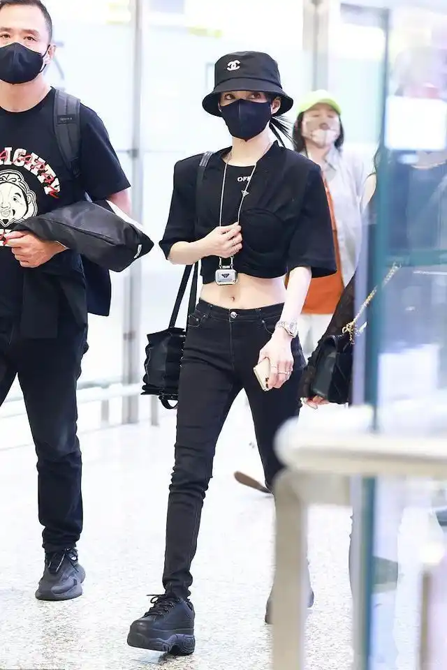 张韶涵真是小个子的"穿搭教科书",穿露脐装亮相,身材气质绝佳