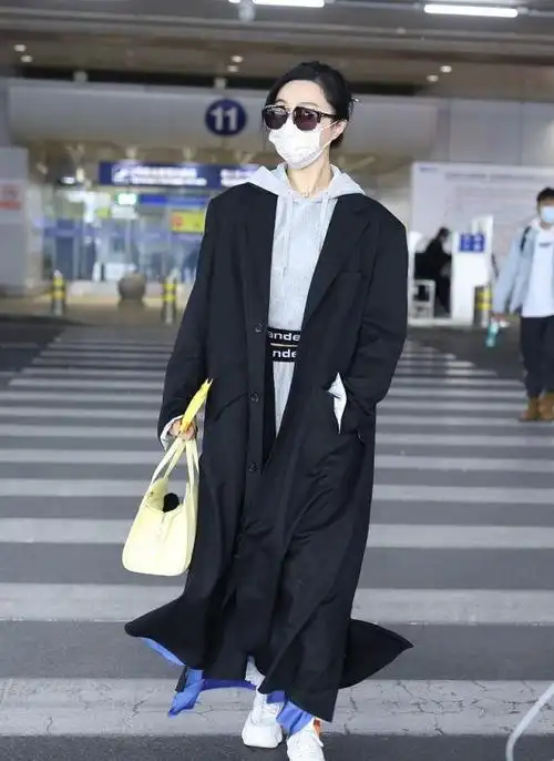 范冰冰穿灰色运动装搭配黑色大衣时尚潇洒身材太苗条了