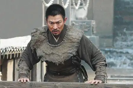 粉言粉语:刘德华主演的《墨攻》这次的定位是国际大片,所以不能免俗地