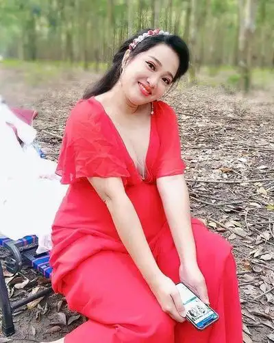 女子挺着7个月孕肚吊在空中拍摄孕照,称丈夫会确