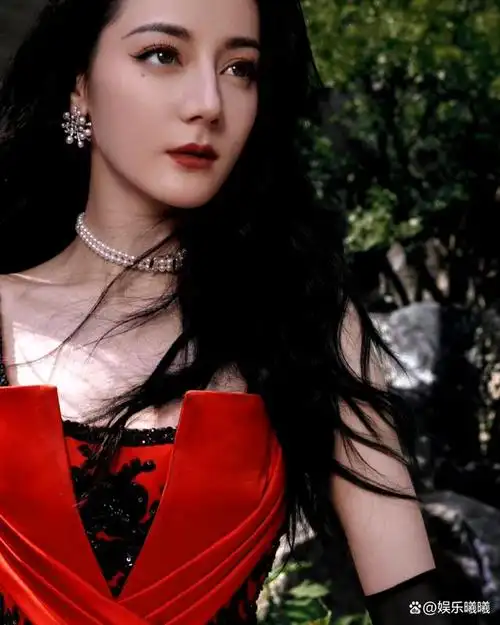 迪丽热巴是中国当代最受欢迎的女演员之一,她在时尚界也备受瞩目.