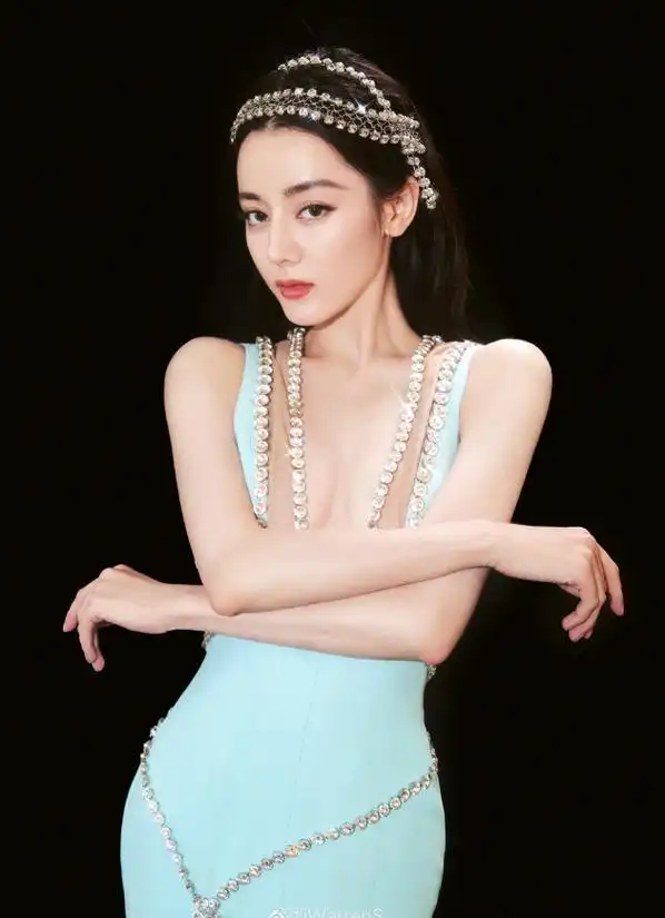 迪丽热巴变身美人鱼,走红毯惊艳全场,网友:人鱼公主就是她!