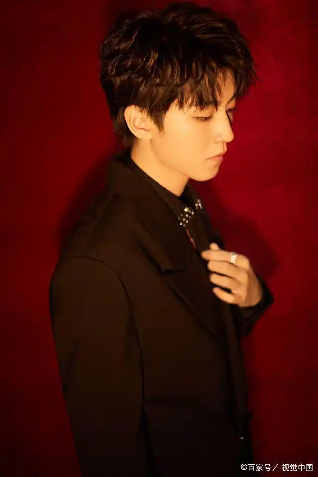 王俊凯亮相2018微博之夜的现场写真照片曝光,帅哥全套黑色系显露霸气