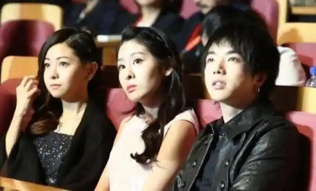 华晨宇女儿正脸被拍,长相犹如翻版张碧晨,2岁已初具女神模样_孩子