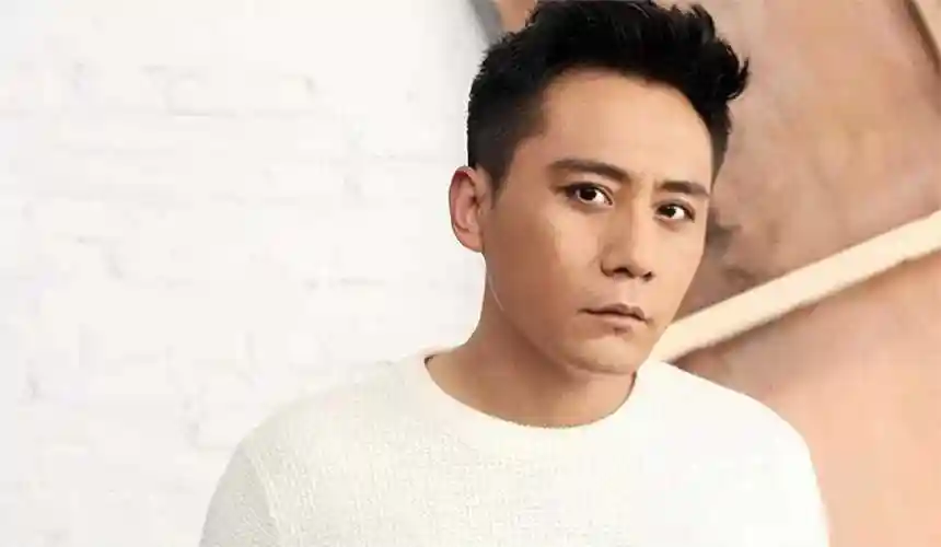 刘烨:为顾重病外国妻子息影3年,如今妻子43像50,仍不离