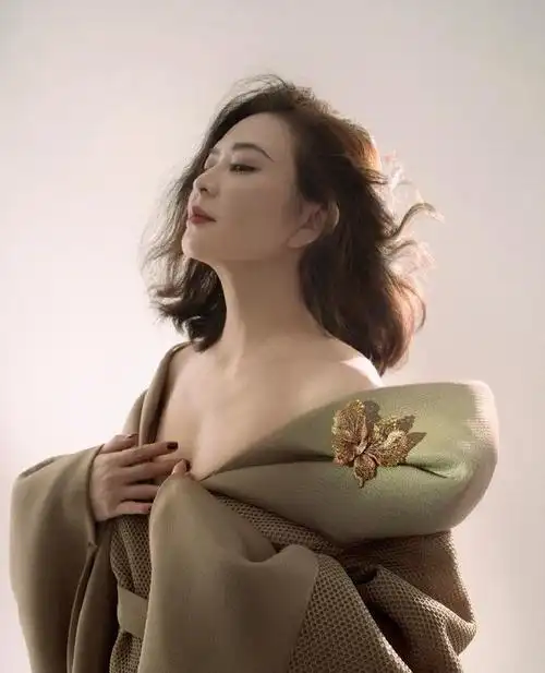 关之琳最新封面写真不单高贵大方又凸显曼妙多姿妩媚动人身姿