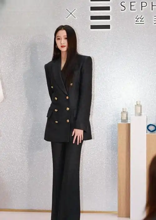 关晓彤西装套装造型 关晓彤在广州活动中以一身西装套装亮相,展现了