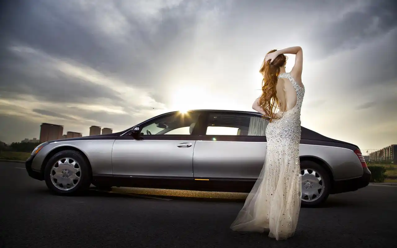 迈巴赫性感车模电脑桌面壁纸下载高清大图预览1680x1050_美女壁纸下载