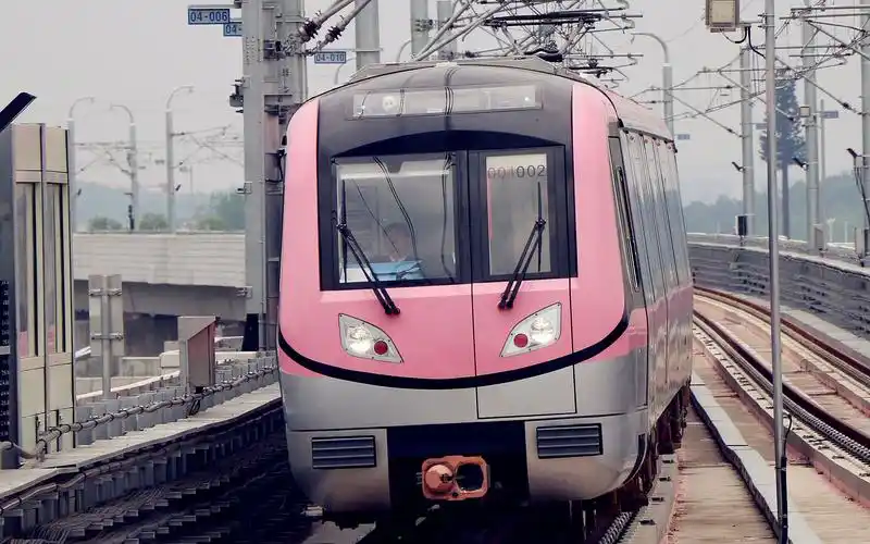 南京地铁宁溧城际s7号线列车出站