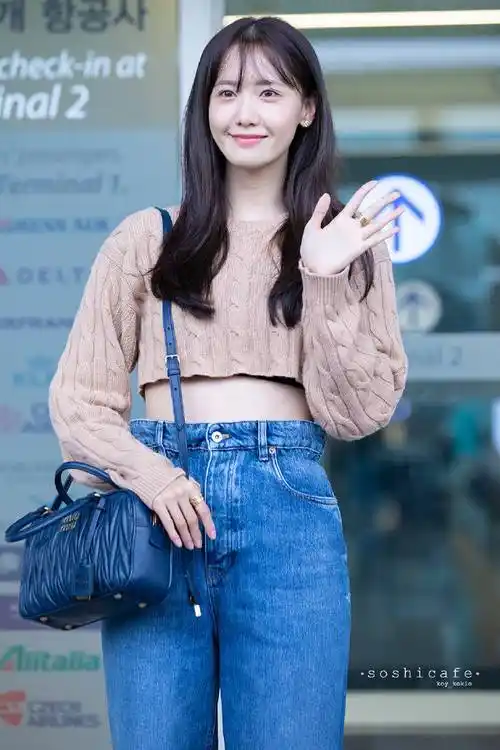 林允儿多组靓丽写真,乌黑的长发披肩,露出白皙的小蛮腰-爱读书