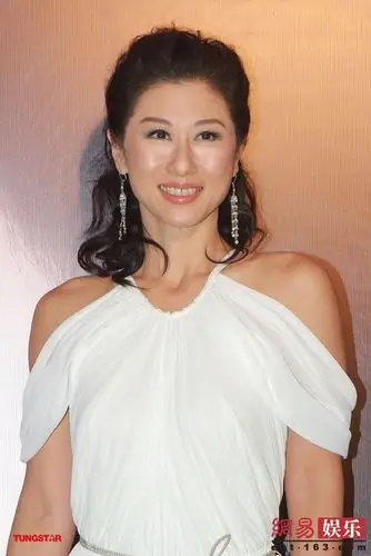 51岁叶倩文穿露背装亮相_服装人物_中国服装网