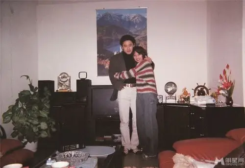 与前女友高维那参加亲戚婚礼吴秀波高维那与家人们合影1月17日资讯