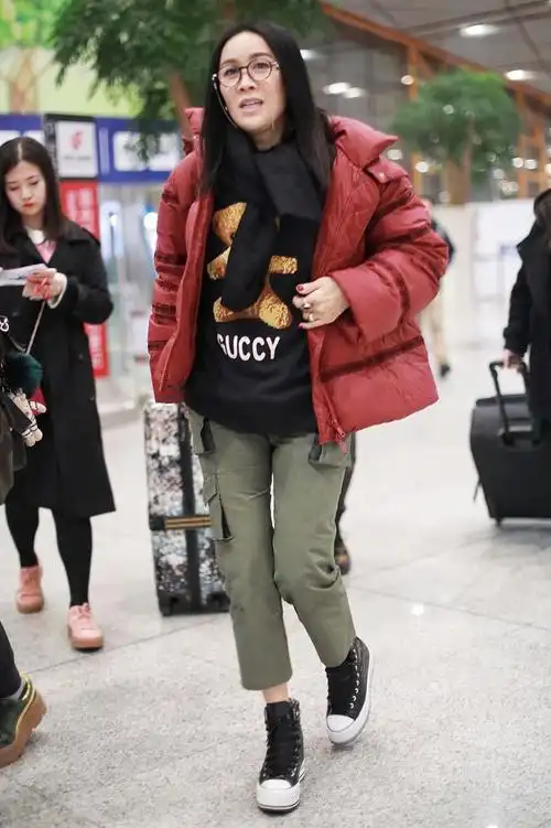 那英太会穿,烟熏妆搭孔雀蓝西装,超强气场不愧是大姐大