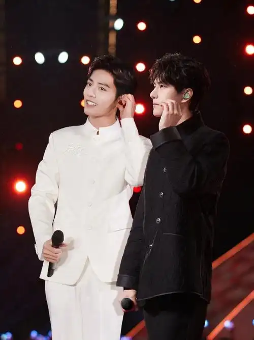 与王一博肖战共赴微博之夜##微博之夜嘉宾emoji