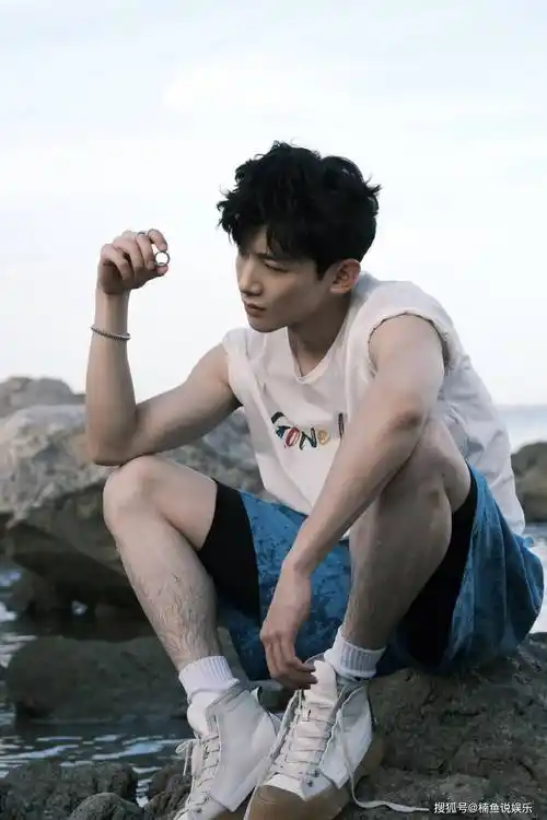 原创白敬亭越来越有魅力了拍海边写真上演踏浪少年肌肉线条感十足