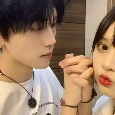 今年最火的一套情侣头像