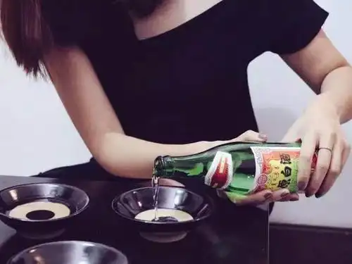 谁说女人不喝白酒看东北美女连干5碗65以上白酒表现得咋样