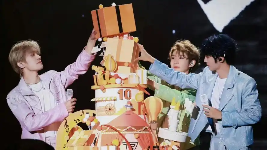 tfboys十周年演唱会蛋糕塌了,王源机智救场