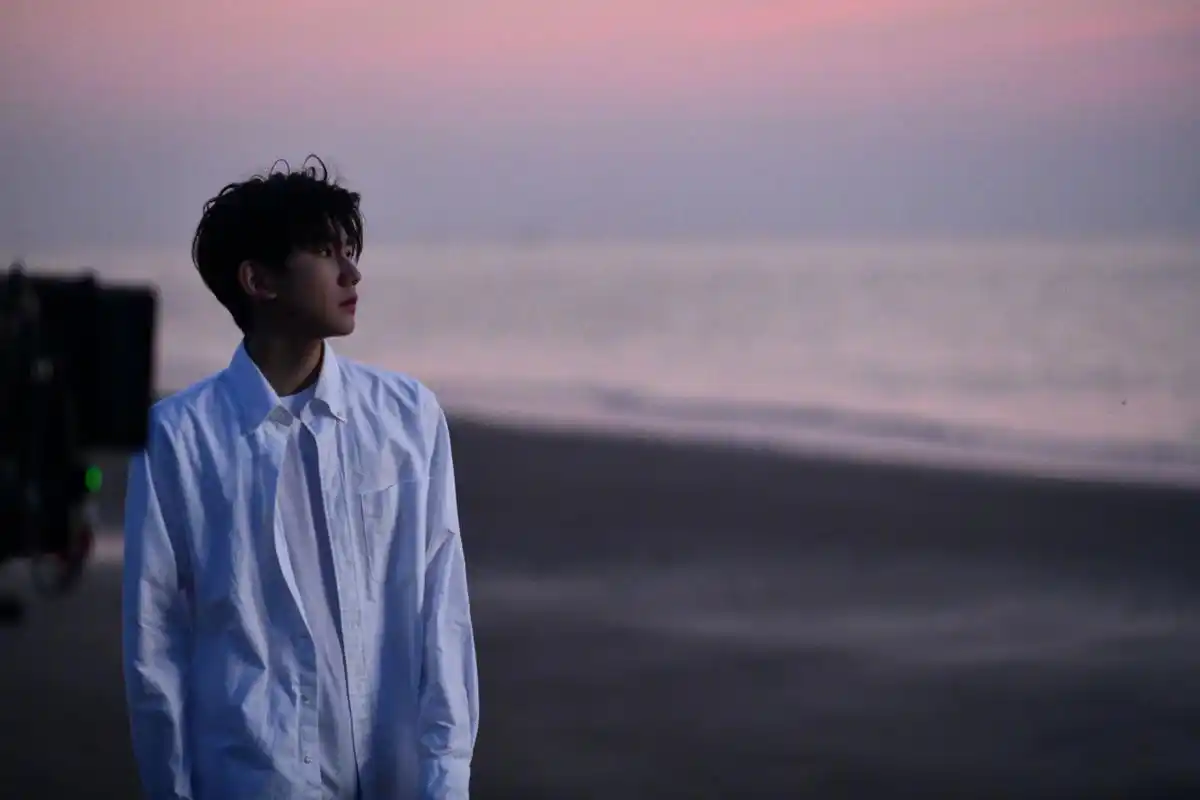王源分享《四百击》mv花絮图,在空无一人的蓝色海面上,王源跟随节奏