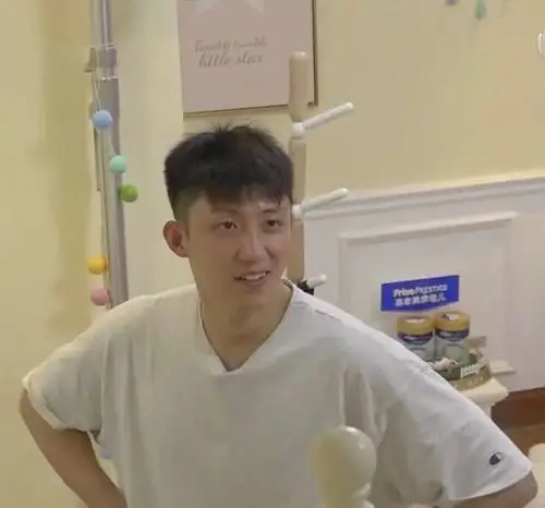 最近的黄景瑜人气飙升,参加综艺节目素颜的他更是圈粉无数