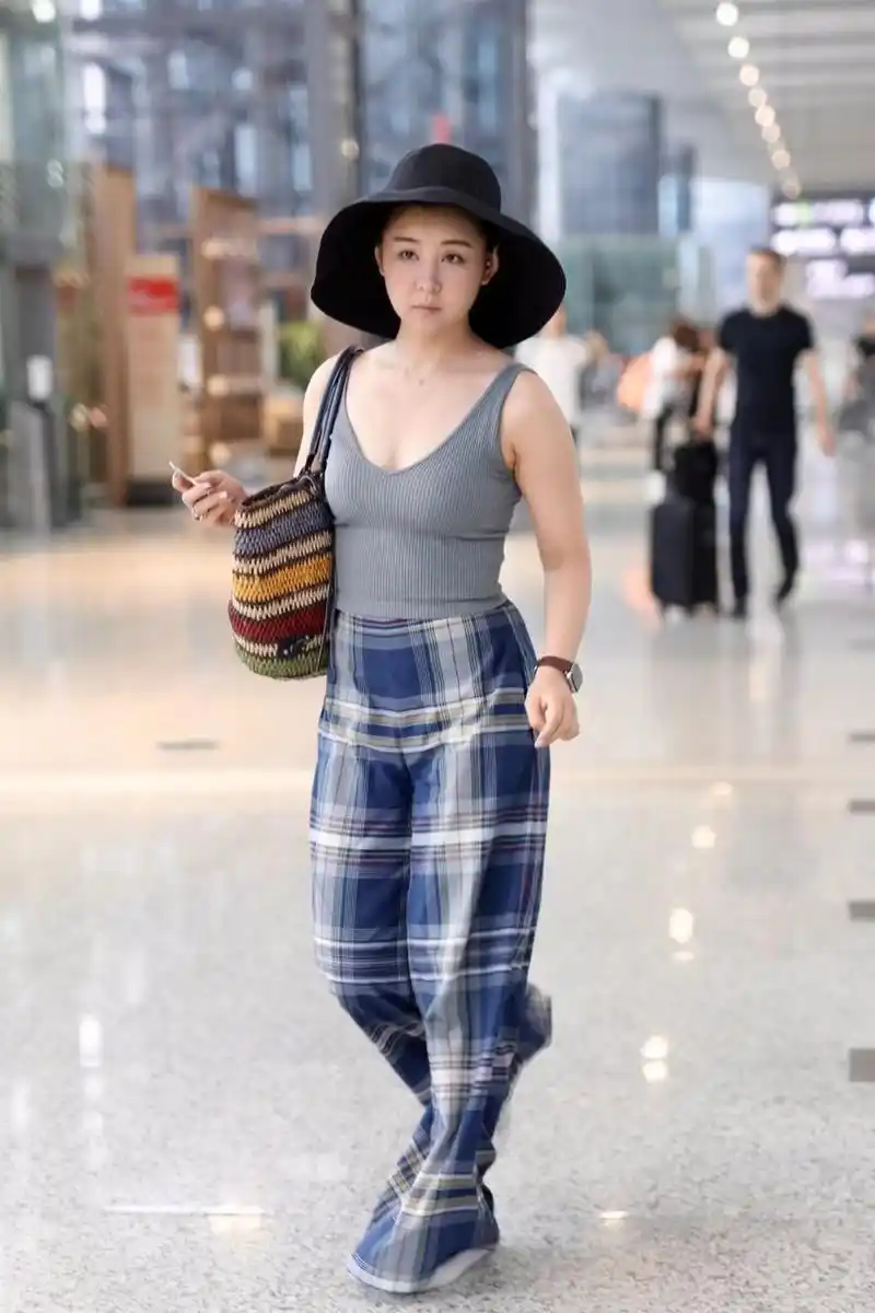 李小萌身材真丰满,无袖汗衫配格纹阔腿裤精致时髦,美得出众