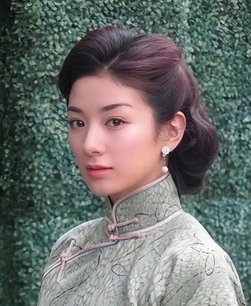 娱乐最前沿# 黄奕年轻时候真的又英气又灵动,年纪大了反而想不开去