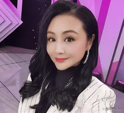 被老公宠成公主的曹颖晒近况,穿包臀裙跳舞,皮肤白皙不像48岁-娱乐