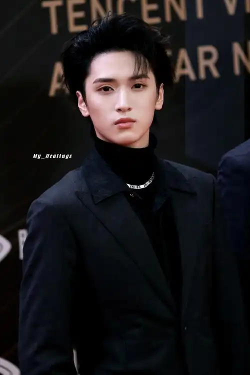 原创唱作人##星光大赏红毯#溶化在你的眼神中@时代少年团-严浩翔