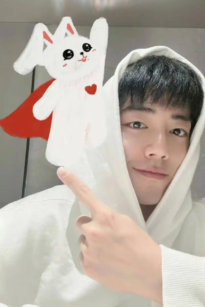 肖战初雪堆了一个雪人,还有属于肖战和小飞侠的红色披风,唇下痣,红