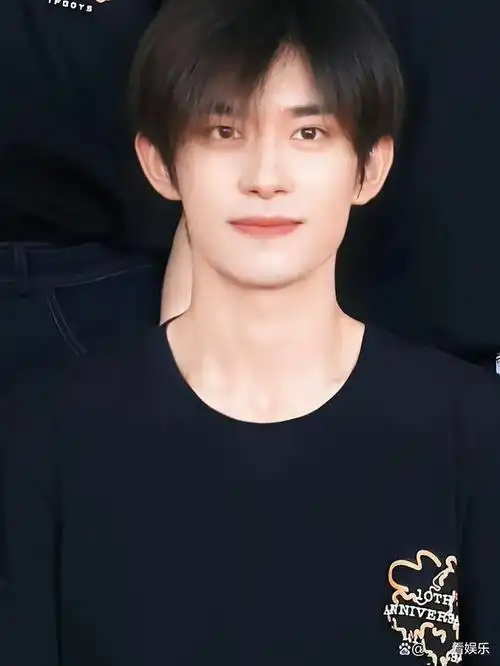 作为中国内地流行音乐组合tfboys的一员,易烊千玺一直备受瞩目.