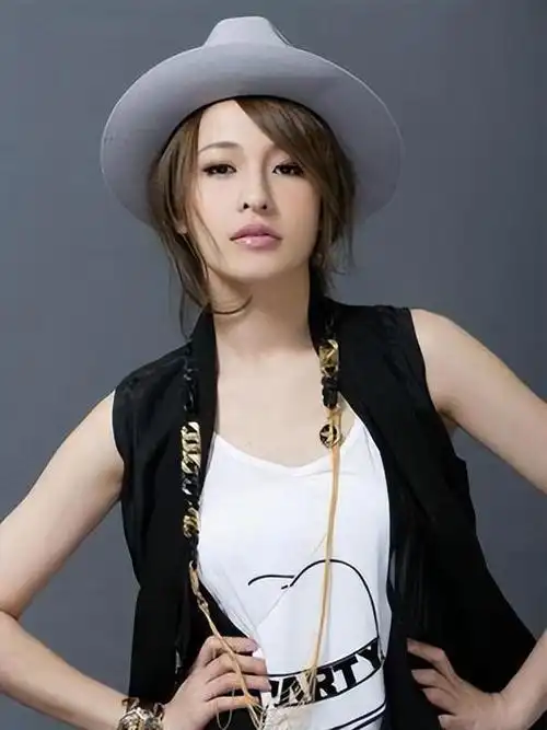 19年换17个男朋友43岁萧亚轩脸尖下巴突网友纵欲过度的代价