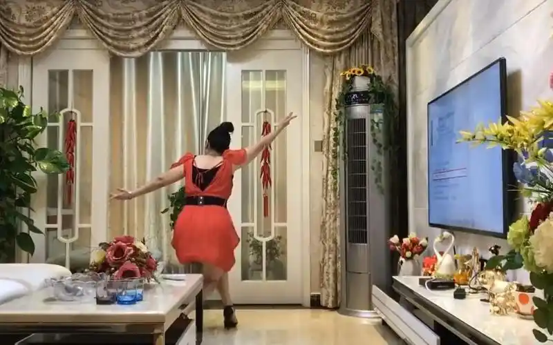 南昌玲玲广场舞(梦中的雪莲花)