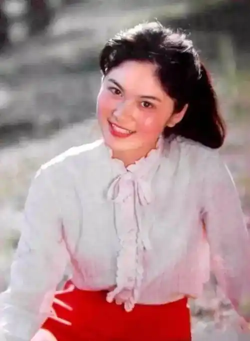 八十年代银幕上的"落后女青年",为啥都是美女明星扮演呢?