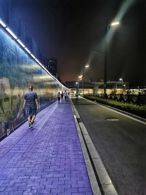 晚上散步的市民