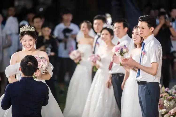 记录最美婚礼!30对抗疫医护集体婚礼在海南举行