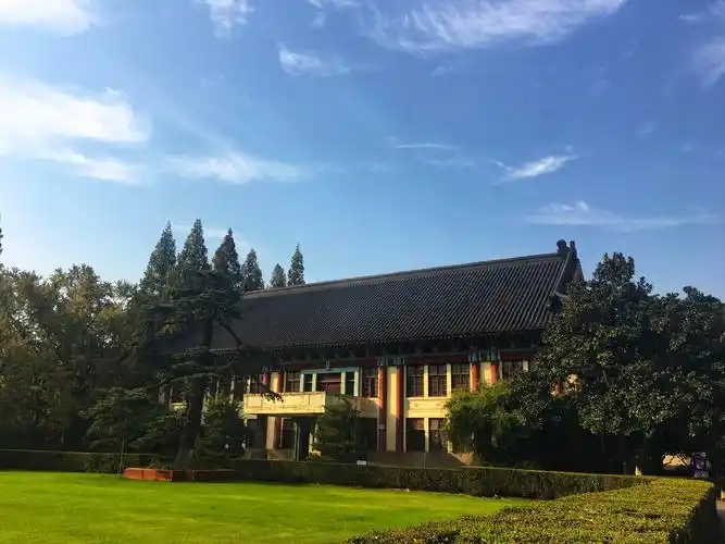 东方醉美校园的南师大,到了秋季,这里的银杏更美