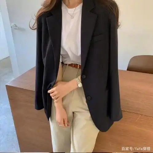 黑白经典搭配,时髦不过时,黑色小西装搭配白色t恤,最不容易出错的穿法