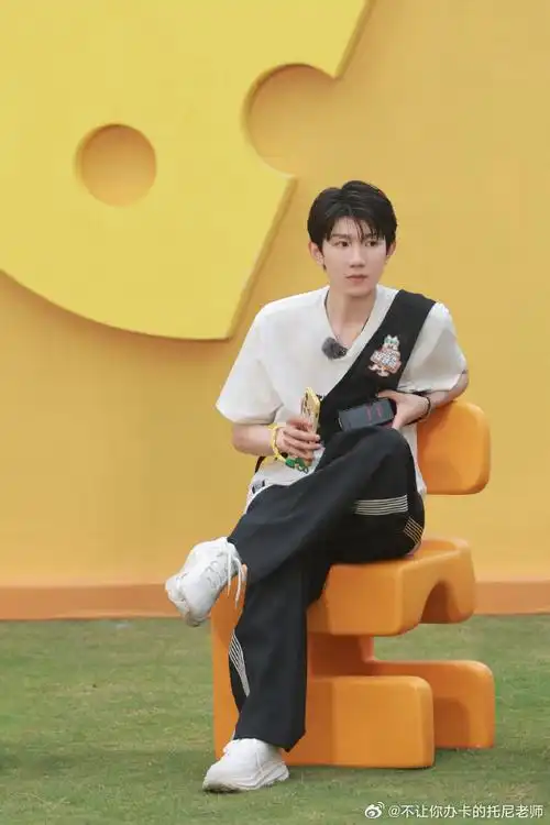 王源参加新综《城市捉迷藏》头发都湿了哈哈,看得出很快乐了!