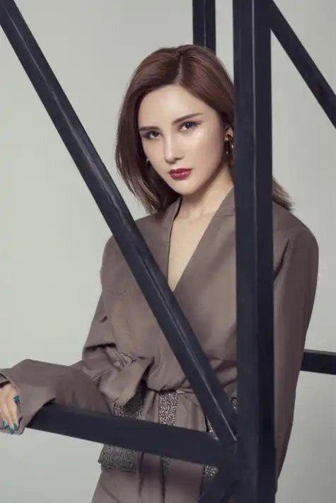 世友地板盛大开业魅惑小天后许佳慧9月28日空降凯里火爆黔城