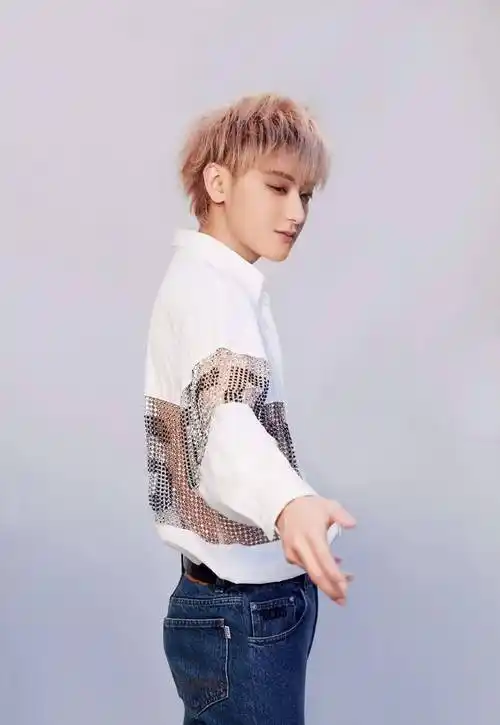 黄子韬的穿搭爱了爱了,穿白衬衫的他最帅